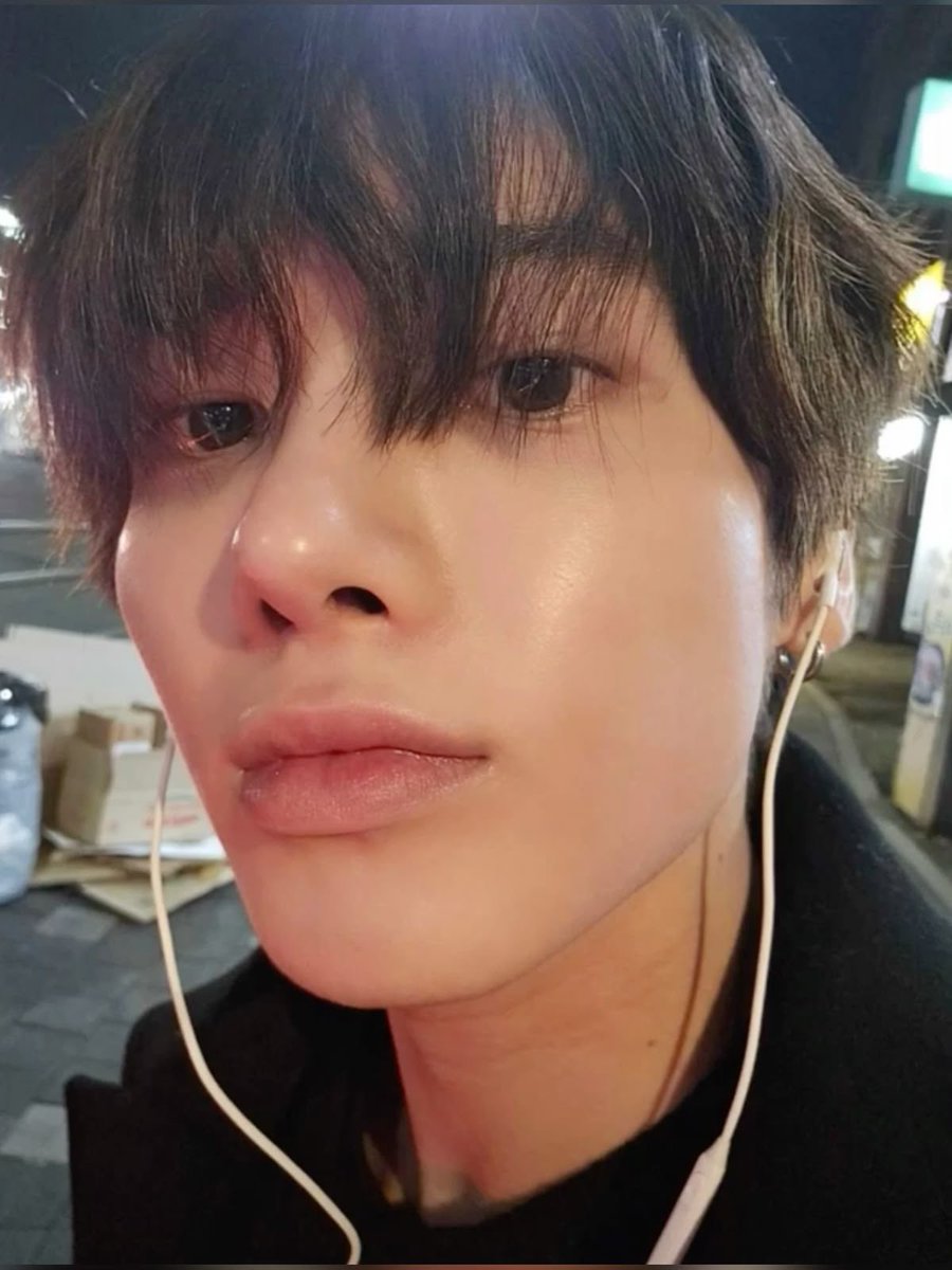 closetobeomgyu's tweet photo. we need to start a conversation on how taehyun is the best selca taker in txt https://t.co/a8wsmIw2nl