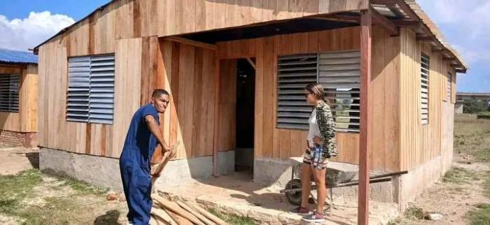 Granma_Digital's tweet photo. 🏘️🛠️🌀| Unas 20 000 viviendas afectadas por el huracán Melissa en Santiago de Cuba han sido rehabilitadas.

Más información:
https://t.co/aqbfqwhtN8 https://t.co/dw8mn2sKZE