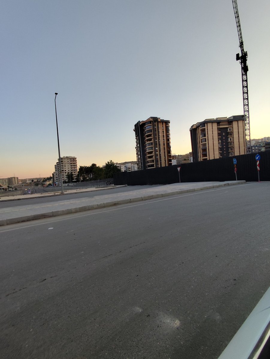 mirmasii's tweet photo. Burası GAP Bulvarı yani Şanlıurfa -Diyarbakır yolu. Trafiğin yoğun bir şekilde aktığı ana yol. Kubat Yapı yolu keyfi kapatımış ve hiç bir yöneticide buna dur demiyor. Bu sorunu çözecek misiniz? @mehmetyetim63 @RTErdogan @TC_icisleri @Karakoprubel @nihatcftc @sanliurfabld https://t.co/vNnk3ym8Hb