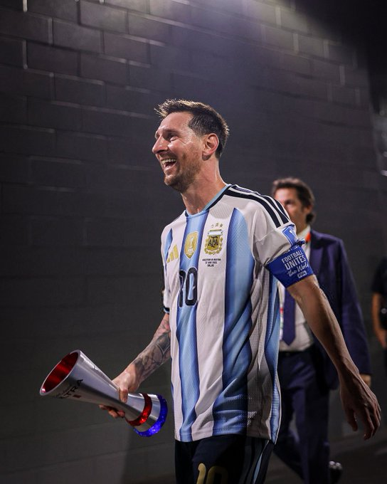SVargasOK's tweet photo. 🤯 Los récords de Mundiales que hoy rompió Lionel Messi:

🏅 Máximo goleador histórico: 18.
🏅 Mayor cantidad de partidos disputados: 28.
🏅 Mayor cantidad de partidos ganados: 18.
🏅 Mayor cantidad de minutos jugados: 2489.

🗞️ Guinness World Records. https://t.co/H1g9jlFFRX
