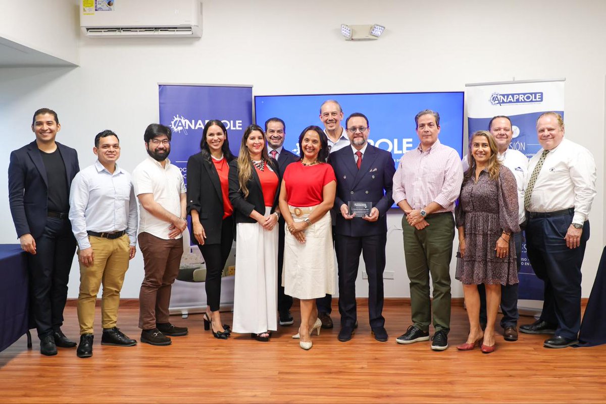 AnaprolePanama's tweet photo. Durante la Asamblea Anual de ANAPROLE tuvimos el honor de entregar un reconocimiento especial al ministro Julio Moltó por su apoyo al sector productivo nacional y su contribución a la revisión de los Reglamentos Técnicos Lácteos de Panamá. Cuando trabajamos juntos, Panamá avanza. https://t.co/0EDgc3aQey