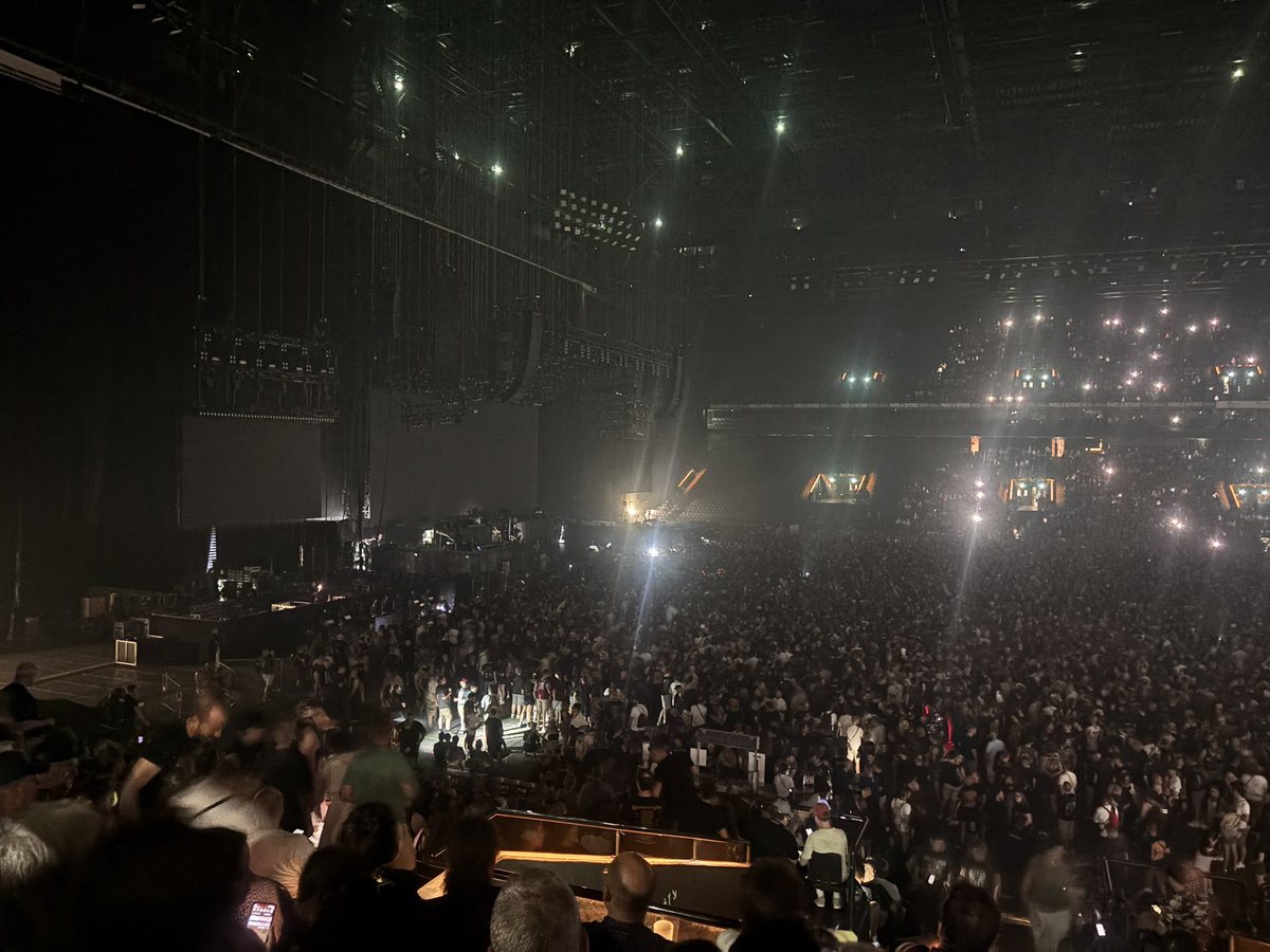 fredzahn2992's tweet photo. Petite panne de courant à La Défense Arena … en plein milieu du concert d’Iron Maiden !! https://t.co/VyMkp2ZWgm