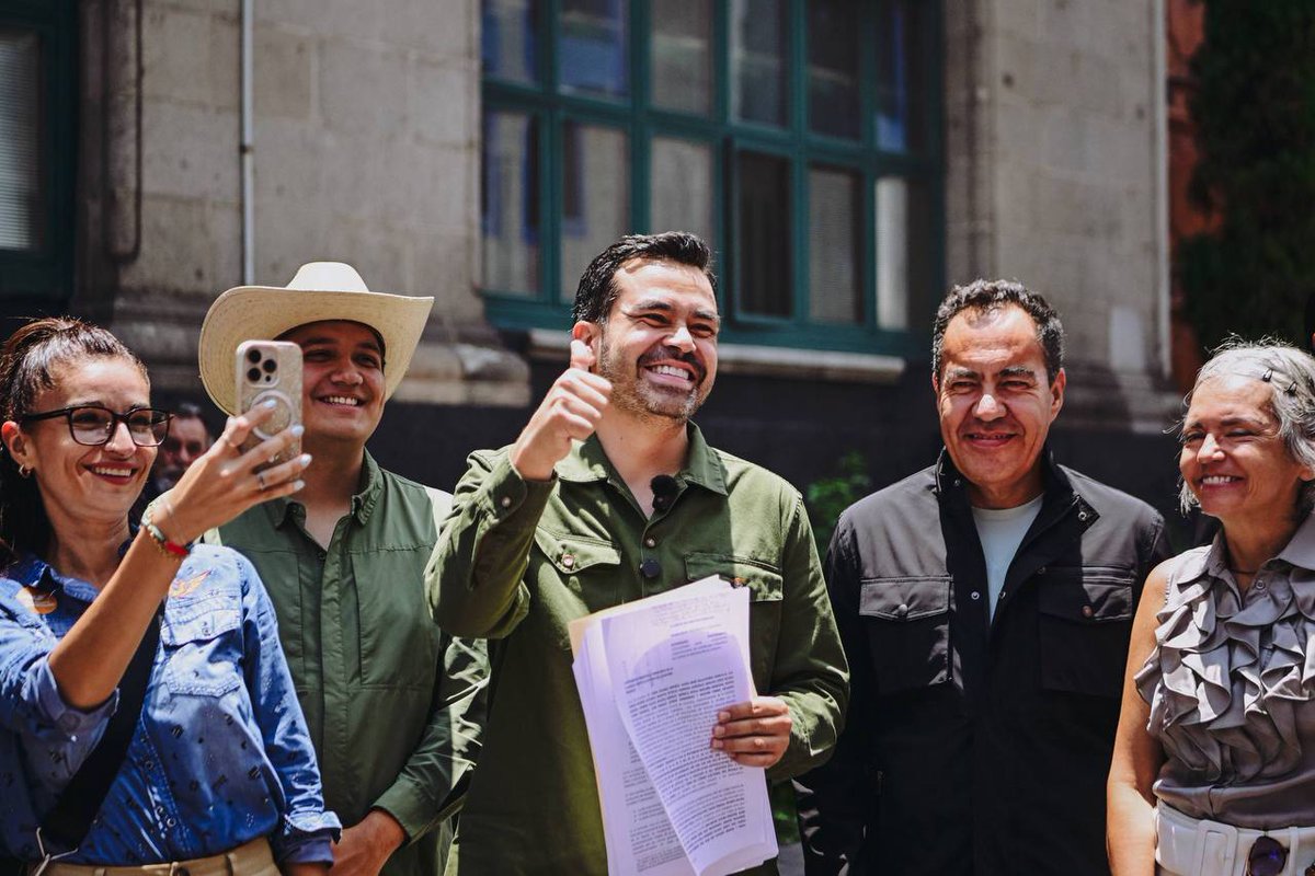 AlvarezMaynez's tweet photo. Desde la @SCJN, impugnamos la reforma electoral de Michoacán que le cierra el paso a la gente y en particular al Movimiento del Sombrero.

Queremos que se respete la voluntad de la gente y lo que el pueblo decida: https://t.co/N3ln2mRPUk