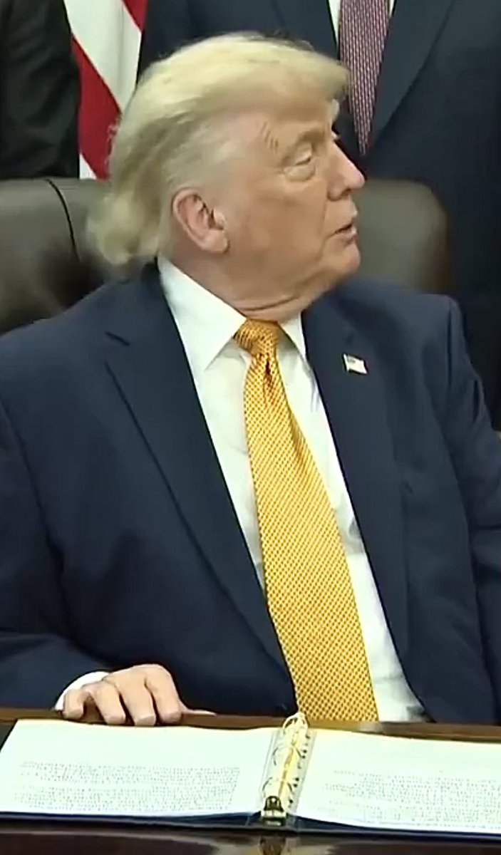 marlene4719's tweet photo. What the fuck is up with the mullet? https://t.co/sTK3AjCPHn