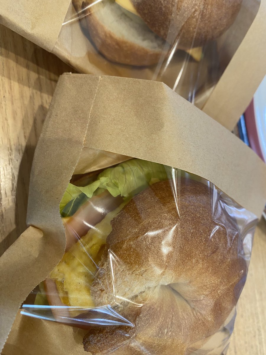 chi_pain's tweet photo. このベーグルさんどがおいしい🤤
モーニング営業スタートします。
今日も名古屋丸の内３丁目、なごみナチュルアにてぱんつくってます。 https://t.co/fP9pQ9cMUi