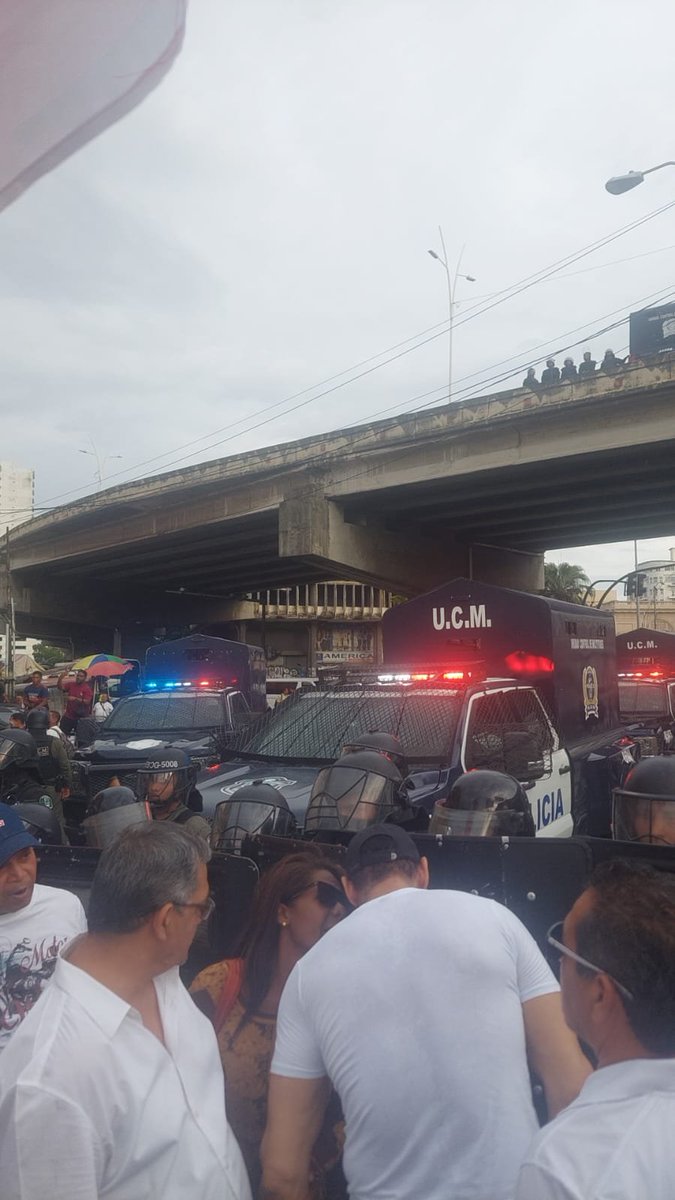 BarriosDurospty's tweet photo. Manifestantes que marcharon desde Plaza Porras hasta la Plaza 5 de Mayo, se encuentran con fuerte contingente de antimotines https://t.co/1NJlnQghed
