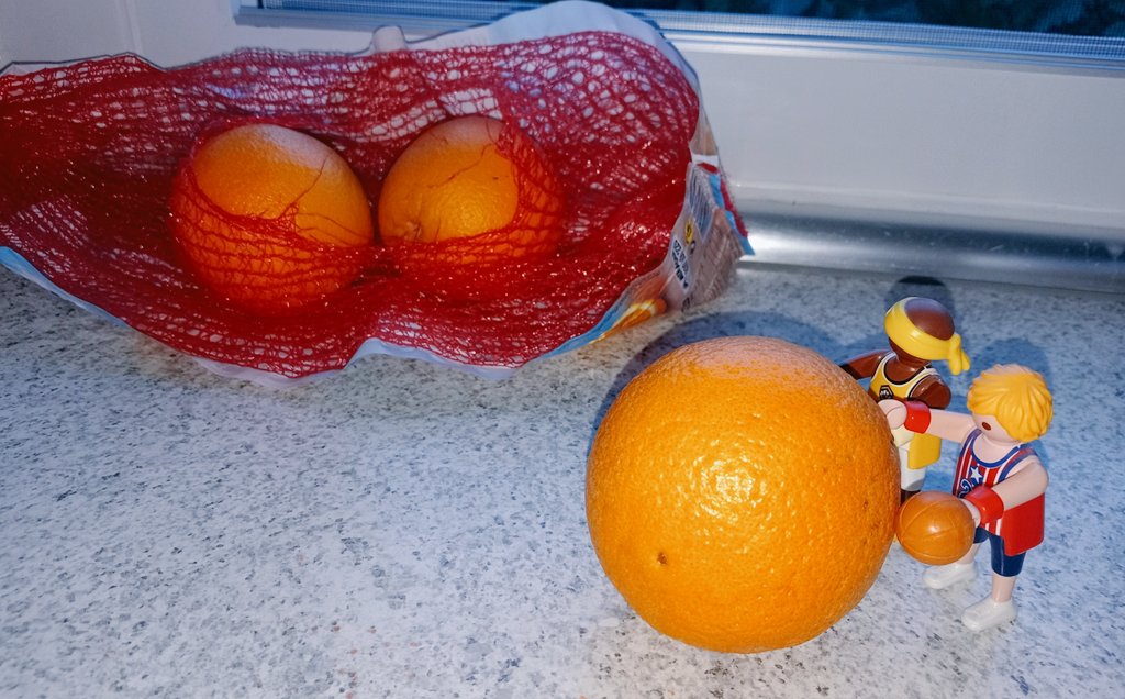 JaviUnive's tweet photo. Una naranja más en el cesto y @valenciabasket será campeón de la @ACBCOM . Ojalá, se lo merece por sus jugadores, por su afición del @RoigArena, por sus técnicos y por sus inigualables gestores en la dirección general y en la dirección deportiva🍊🏀 https://t.co/vPfEb9Srls