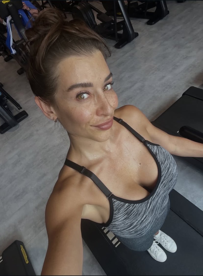 estephania25331's tweet photo. 1,2,3,4, ➡️SWIPE for more pics🏋️‍♀️ Gym
Edition🥵💧
• Which one is your favorite photo? https://t.co/h27tyCVC2n