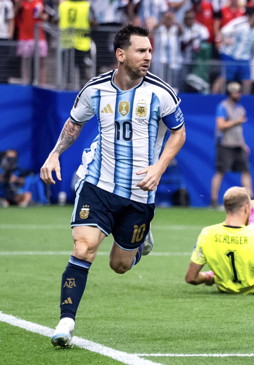 Newells's tweet photo. Testigos de una historia que se sigue escribiendo 👑🇦🇷 https://t.co/NfiVYfFkIf
