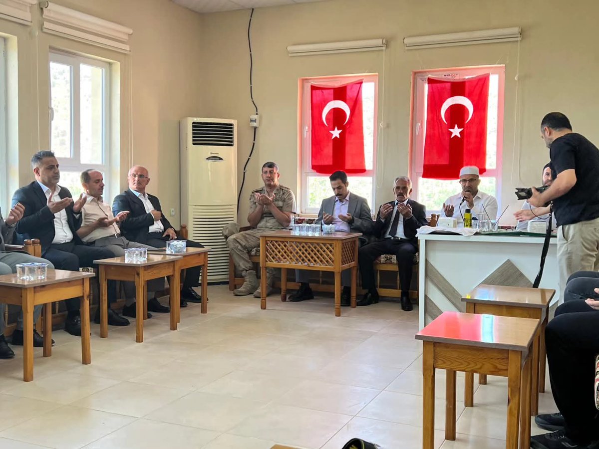 AsavBatman's tweet photo. 📍22 Haziran 1992 tarihinde PKK'nın Gercüş Seki köyü  katliamında aynı aileden 2.i ikiz 40 günlük bebek 6 çocuk ve 2 kadın toplam 10 masum sivil şehitlerimizi unutmadık.

Batman'ın Gercüş ilçesine bağlı Seki köyünde 22 Haziran 1992'de PKK terör örgütü tarafından yapılan hain saldırıda ;
 Vakfımızın üyesi Ahmet GÖK kardeşimizin ailesinden   hayatını kaybeden iki aylık ikiz Bebek Ayşe ve Haşim Gök, 3 yaşındaki Emrullah Gök, 9 yaşındaki Gülbahar Tunç, 7 yaşındaki Sultan ve Erdal Gök, 11 yaşındaki Abdurrahman Gök, Hamdiye Gök, Behcet Tunç ve Latife Oğuz toplam 10 masum sivil şehitlerimizi rahmet ve özlemle anıyoruz . onları unutmadık.
Bugün Şehadetleri yıl dönümü nedeniyle Seki köyünde verilen mevlid programına vakıf üyelerimiz tarafından katılım sağladılar.

"Allah bu acıyı kimseye yaşatmasın. Çok büyük bir acı. 9 kişilik ailesinden nöbette olduğu için sadece kendisi kurtuluyor.

Rabbim şehitlerimize rahmet eylesin.Mekanları cennet olsun.kıymetli Gök ailesine sabır ve metanet versin inşallah.
@RTErdogan 
@mustafaciftcitr 
@kubrayigitbasi 
@canalpekrem 
@batman_jandarma
@MehmetZahidUzun 
@ZiyaSozen 
@asavmardin 
@Asavdiyarbakir 
@NaimTan12
@lokmanbeyazz