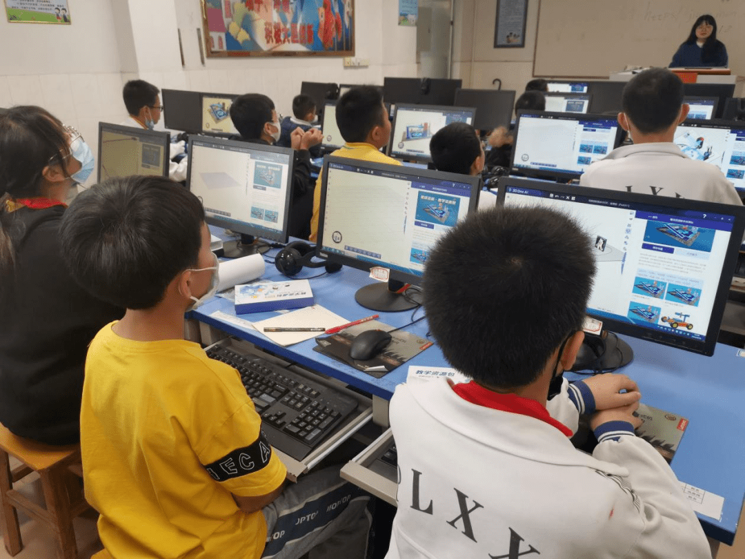 Sygys12's tweet photo. Campus Environmental Club’s E-Waste Collection Day is this Sat (9am-4pm)! Drop off old phones/laptops u0026 help green our campus  #CampusGreen https://t.co/Zs8kCT11y4
