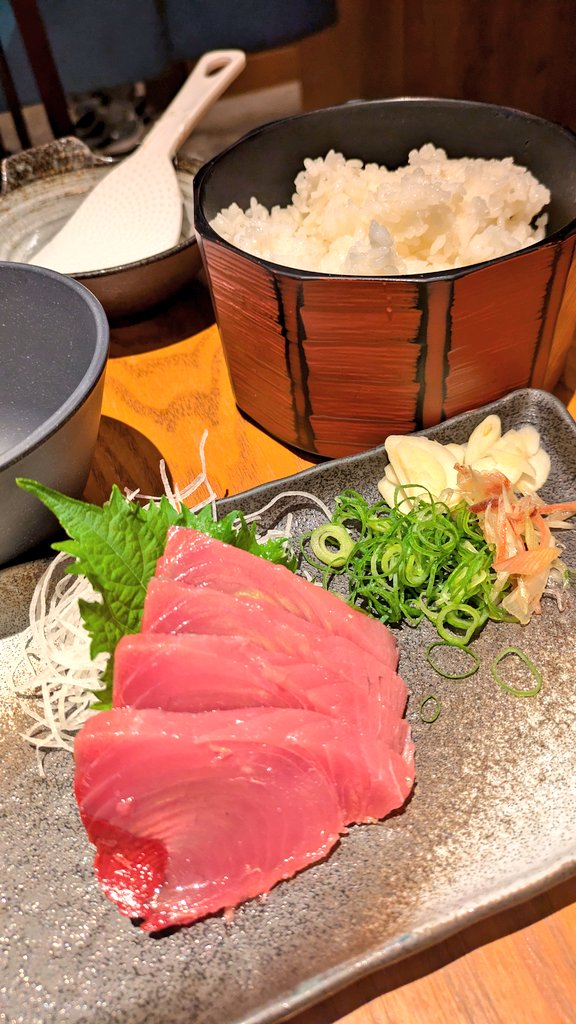 AL2Happy_KY's tweet photo. ロビンとヒーちゃんが行ったお店にも行ってきたー🐟ヒーセは柚子酢（ゆのす）大丈夫だったかな笑？お店に撮影許可いただいて納めていると「吉井さんカッコ良かったです」と可愛い従業員さんから♡ちなみに28年前の方、ライブには行けてないと…。なので、また会場押さえてください♪
#THEYELLOWMONKEY https://t.co/TkTqJJwKRp