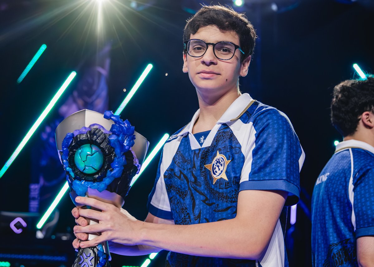LeviatanGG's tweet photo. 🇧🇷 @blowzval 

Entrou para a nossa Academy no início de 2025, mostrou todo o seu talento e subiu para o time de VCT. Com apenas 18 anos, já tem um troféu internacional nos braços. 🏆

#goLEV #VALORANTMasters https://t.co/XwALc0Cm5P