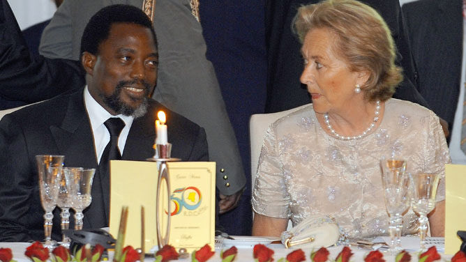 CharlequinKank's tweet photo. Qui peut refuser que la RDC n’était pas dirigé par Kagame pendant le règne de Joseph Kabila ? 
Tenez ! En 2010, lors de la célébration du #cinquantenaire de l’indépendance de la RDC,  le défilé militaire prévu sur le blvd triomphal avait débuté avec deux heures de retard parce qu’il fallait attendre l’arrivée de Paul Kagamé à Kinshasa !!!

Et cela , malgré la présence du roi des belges,  Albert 2 et la reine Paola, l’ex Secrétaire Général de l’ONU, Ban Ki-moon, des présidents africains à savoir : Jacob Zuma, Yoweri Museveni, Robert Mugabe, Idriss Deby Itno, Paul Biya, Ali Bongo, François Bozizé, Dénis Sassou Nguesso, des ambassadeurs, des représentants des pays amis de la RDC et d’autres centaines d’invités et des congolais étaient obligés d’attendre Kagamé pendant plus de deux heures !!!!!! 
 
Suivez ce reportage
