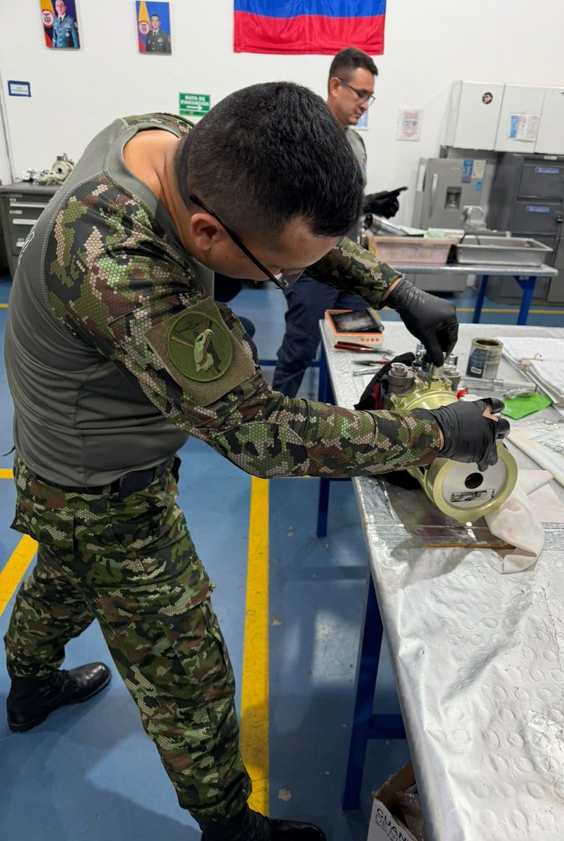 Ejercito_Davaa's tweet photo. El Batallón de Especialistas de Mantenimiento de Aviación, a través del Taller de Hidráulicos continúa fortaleciendo las capacidades de sostenimiento de la Aviación del @COL_EJERCITO, mediante la ejecución de trabajos especializados en la inspección, reparación y recuperación de las bombas hidráulicas de los helicópteros UH-60. 

Mencionada labor es desarrollada por personal capacitado, aplicando rigurosamente los procedimientos técnicos establecidos y utilizando herramientas y equipos especializados que garantizan la confiabilidad y el óptimo desempeño de estos componentes importantes para la operación de las aeronaves.

La recuperación de las bombas hidráulicas permite restablecer las condiciones de aeronavegabilidad de la flota UH-60, incrementando su disponibilidad operacional y contribuyendo a la seguridad de vuelo. 

Gracias a estas capacidades técnicas, se optimizan los recursos institucionales y se fortalece el alistamiento de los Black Hawk, asegurando que estén en condiciones de cumplir las diferentes misiones asignadas.

#NuestroCompromisoEs🇨🇴