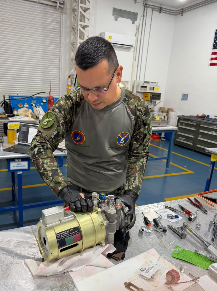 Ejercito_Davaa's tweet photo. El Batallón de Especialistas de Mantenimiento de Aviación, a través del Taller de Hidráulicos continúa fortaleciendo las capacidades de sostenimiento de la Aviación del @COL_EJERCITO, mediante la ejecución de trabajos especializados en la inspección, reparación y recuperación de las bombas hidráulicas de los helicópteros UH-60. 

Mencionada labor es desarrollada por personal capacitado, aplicando rigurosamente los procedimientos técnicos establecidos y utilizando herramientas y equipos especializados que garantizan la confiabilidad y el óptimo desempeño de estos componentes importantes para la operación de las aeronaves.

La recuperación de las bombas hidráulicas permite restablecer las condiciones de aeronavegabilidad de la flota UH-60, incrementando su disponibilidad operacional y contribuyendo a la seguridad de vuelo. 

Gracias a estas capacidades técnicas, se optimizan los recursos institucionales y se fortalece el alistamiento de los Black Hawk, asegurando que estén en condiciones de cumplir las diferentes misiones asignadas.

#NuestroCompromisoEs🇨🇴