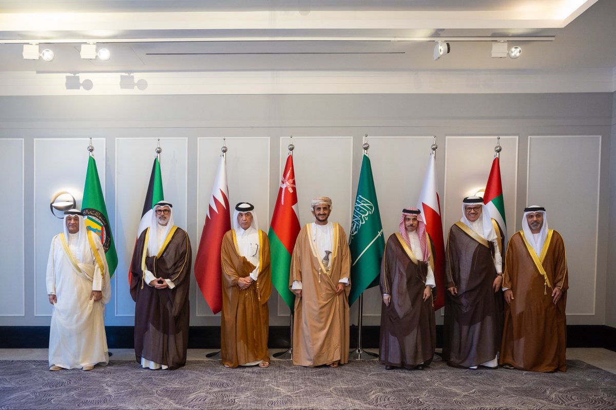 FMofOman's tweet photo. 📸 | شارك سعادة الشيخ خليفة بن علي الحارثي @KhalifaAlharthy وكيل وزارة الخارجية للشؤون السياسية، في الاجتماع التنسيقي الخليجي الذي عُقد في العاصمة الأردنية عمّان، على هامش أعمال الدورة الـ165 لمجلس وزراء خارجية الدول العربية.

وجرى خلال الاجتماع بحث مستجدات القضايا الإقليمية، واستعراض الجهود المبذولة لتهدئة الأوضاع وتعزيز الأمن والاستقرار في المنطقة، إلى جانب تنسيق المواقف الخليجية تجاه عدد من الملفات ذات الاهتمام المشترك.