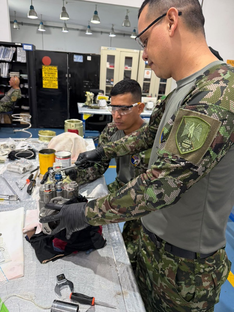 Ejercito_Davaa's tweet photo. El Batallón de Especialistas de Mantenimiento de Aviación, a través del Taller de Hidráulicos continúa fortaleciendo las capacidades de sostenimiento de la Aviación del @COL_EJERCITO, mediante la ejecución de trabajos especializados en la inspección, reparación y recuperación de las bombas hidráulicas de los helicópteros UH-60. 

Mencionada labor es desarrollada por personal capacitado, aplicando rigurosamente los procedimientos técnicos establecidos y utilizando herramientas y equipos especializados que garantizan la confiabilidad y el óptimo desempeño de estos componentes importantes para la operación de las aeronaves.

La recuperación de las bombas hidráulicas permite restablecer las condiciones de aeronavegabilidad de la flota UH-60, incrementando su disponibilidad operacional y contribuyendo a la seguridad de vuelo. 

Gracias a estas capacidades técnicas, se optimizan los recursos institucionales y se fortalece el alistamiento de los Black Hawk, asegurando que estén en condiciones de cumplir las diferentes misiones asignadas.

#NuestroCompromisoEs🇨🇴