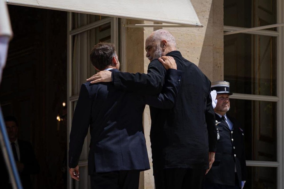 MirelaKumbaro's tweet photo. 🇦🇱🇫🇷Në Pallatin Elize, gjatë vizitës zyrtare me Kryeministrin Edi Rama, të mirëpritur nga Presidenti Emmanuel Macron, çuam përpara punën e përbashkët për ndërtimin e 🏛️Liceut Francez të Korçës – shumë shpejt  një mundësi e re për qindra nxënës shqiptarë e nga vendet e rajonit 📌 https://t.co/80yFjIiVHJ