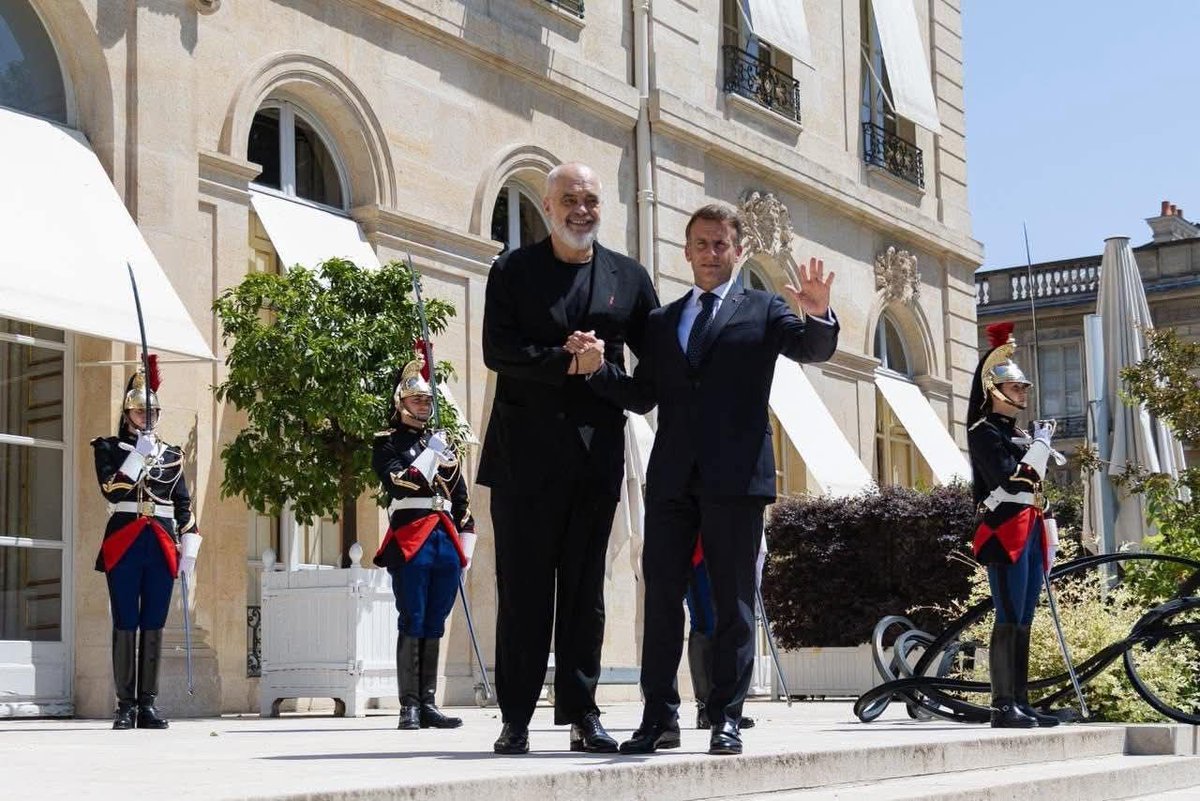 MirelaKumbaro's tweet photo. 🤝 I frytshëm ishte diskutimi edhe me Ministrin e Arsimit të Francës Édouard Geffray të cilin shumë shpejt do ta mirëpresim në Shqipëri për nënshkrimin e marrëveshjes përmes së cilës do ta çojmë këtë bashkëpunim në një fazë të re🇦🇱 🏫🇫🇷 https://t.co/hOfZfxH9Q2