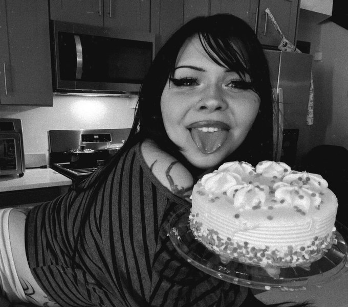 Jade - 1 pic. would u eat my cake or the cake ? https://t.co/VVgdDuGgWp