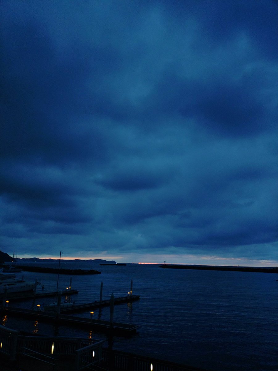 atsu_umi's tweet photo. おはようございます。
この時間の熱海市内はどんよりとした曇り空、気温は19℃前後、微風です。
写真は日の出前の熱海湾、時おり霧雨を感じますが、東の沖合いの水平線付近が僅かに明るくなってきました。
今週はスッキリしない空模様、明後日以降は台風の影響で大雨の可能性もあり要警戒です。 https://t.co/kFasw8ZRJ7