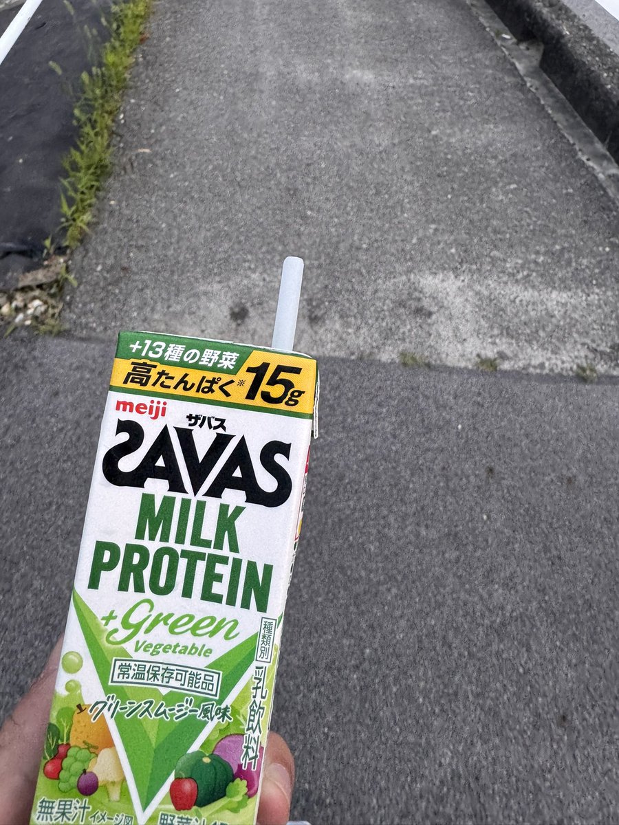 LoZ_767's tweet photo. 久々コンビニ寄ったらこんなものがありました
飲んだ
”甘い！！”苦くないんかい笑
まぁ万人受けで🙆‍♀️かも？
けど糖質8.6gもあるから💦💦
ではまた！ちゃぉ！ https://t.co/pPJZJX7jGH