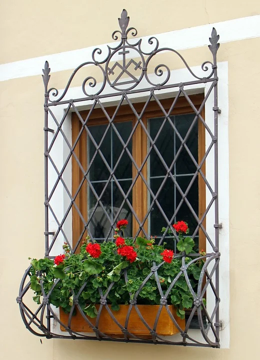 AlendroideYT's tweet photo. @RobertR24601 @plomoterap30 It's probably anywhere in LATAM, our countries are so unsafe we have to put iron bars in our doors and windows to keep robbers out https://t.co/6NXSQ1xCFO