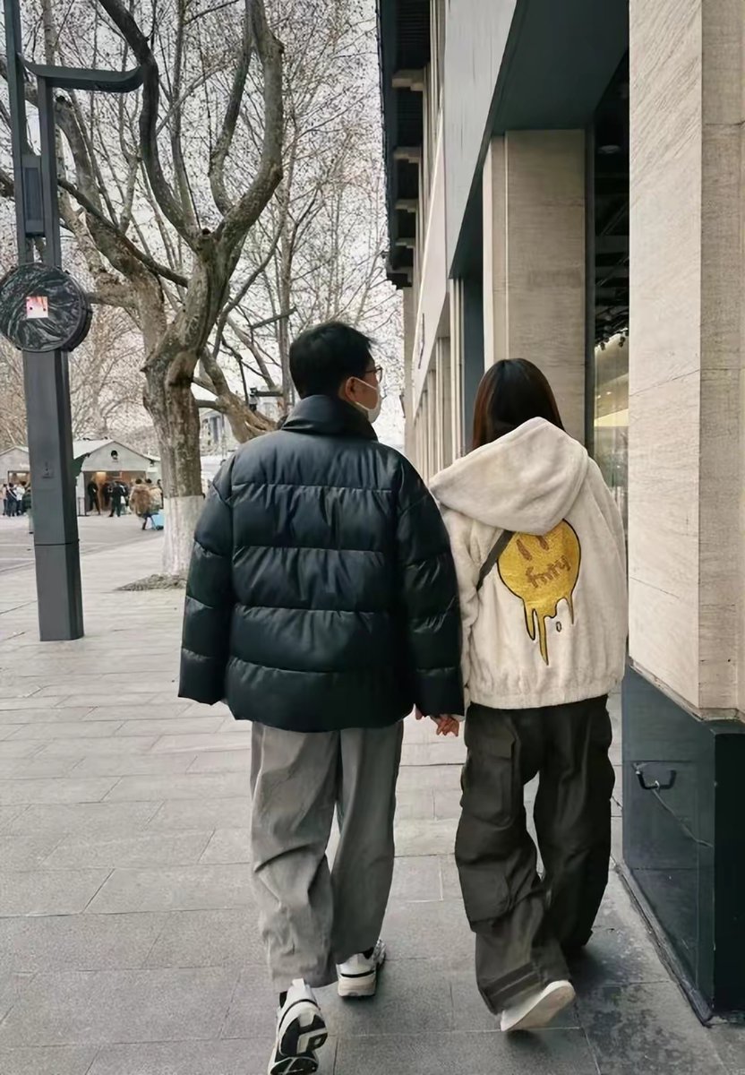 GeegoGift's tweet photo. Just got iced coffee from our regular spot + he held my hand crossing the street. Small Sunday wins hit different https://t.co/bkVLsUN85Q