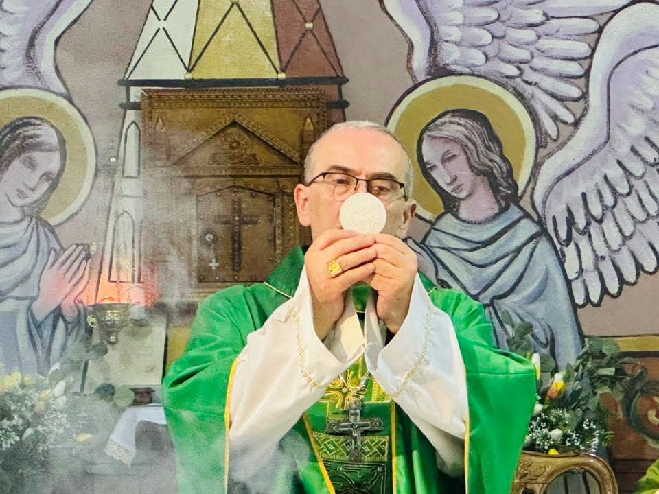 PGabRomanelli's tweet photo. Santa Misa en la parroquia de la Sagrada Familia de Gaza.

La Eucaristía fue presidida por Su Beatitud el Cardenal Pierbattista Pizzaballa Patriarca Latino de Jerusalén.

En un clima de profunda oración y solemnidad, la comunidad cristiana de Gaza se reunió para celebrar la Santa Misa, renovando su fe y su esperanza en Cristo.