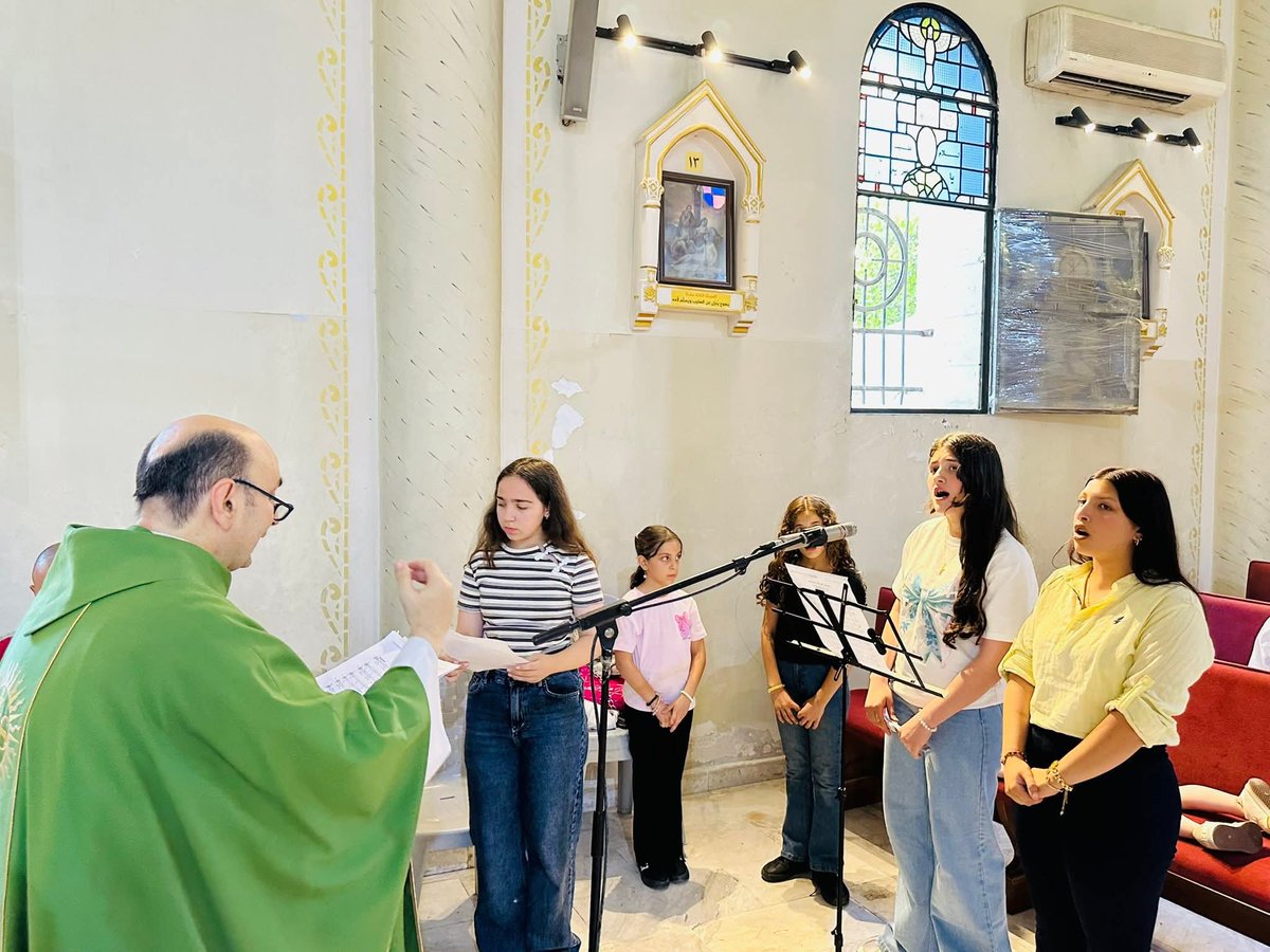 PGabRomanelli's tweet photo. Santa Misa en la parroquia de la Sagrada Familia de Gaza.

La Eucaristía fue presidida por Su Beatitud el Cardenal Pierbattista Pizzaballa Patriarca Latino de Jerusalén.

En un clima de profunda oración y solemnidad, la comunidad cristiana de Gaza se reunió para celebrar la Santa Misa, renovando su fe y su esperanza en Cristo.