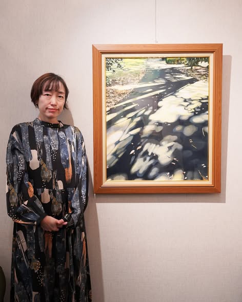 suiha_garou's tweet photo. 【7/25(土)～】大田和亜咲宜｜作品展 開催決定
おはようございます。
幻想的で情感溢れる油彩作品を描き、パリでも注目されている大田和亜咲宜。
光と影に彩られたさりげない日常の光景を描く、今活躍中の若手女流画家の個展が、この夏、銀座にて開催されます。
【東京銀座店】
📅会期： 7月25日(土) ～ 8月8日(土)
⏰営業時間： 10:00 ～ 18:00
※展示写真は過去の展示の様子です
先日、大田和先生にご来廊いただきました✨
繊細な色彩の重なりと柔らかな光の表現は、私たちの記憶や感情にそっと寄り添います。
日常の一瞬を切り取ったような情景の中に、どこか詩的で静かな余韻を感じさせるのも、大田和作品ならではの魅力です。
展示の詳細や追加情報は、追ってお知らせいたします。
どうぞ続報をお楽しみに！
翠波画廊　スタッフ
-------------------------------------
🖼大田和亜咲宜
https://t.co/pw30mQbJza