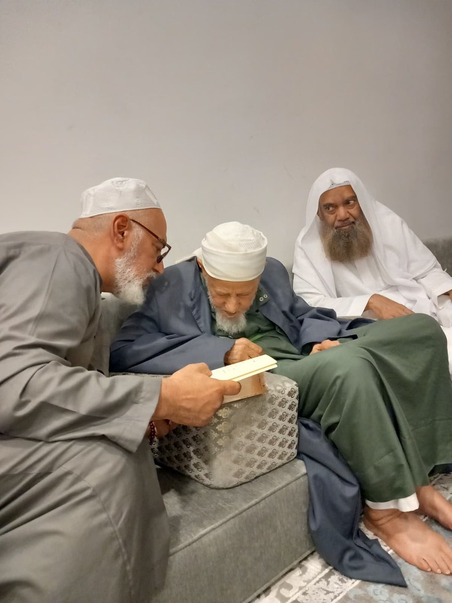 ismailaga_cami's tweet photo. Seyda Muhyiddin el-Cezerî Hazretleri Misafirimiz Oldu

Mahmud Efendi (Kuddise Sirruhû) Hazretlerimizin âhiret kardeşi Seyda Muhyiddin el-Cezerî Hazretleri, Yavuz Sultan Selim Camii'nde devam etmekte olan Sünen-i Ebû Dâvûd Semâ' Meclisimize iştirak etti.

Meclisin ardından bir araya gelen müsnid hadis âlimleri, hocalarımız ve Seyda Muhyiddin el-Cezerî Hazretleri, ilmî istişare ve müzakerelerde bulundular.