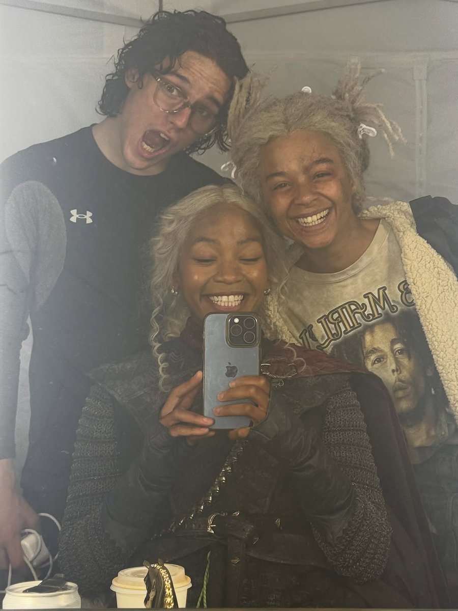 Belizahiddles's tweet photo. O fandom se matando e eles assim 🗣

Harry Collett, Bethany Antonia e Phoebe Cambell no set de #HouseOfTheDragon https://t.co/UAIyng3LLD