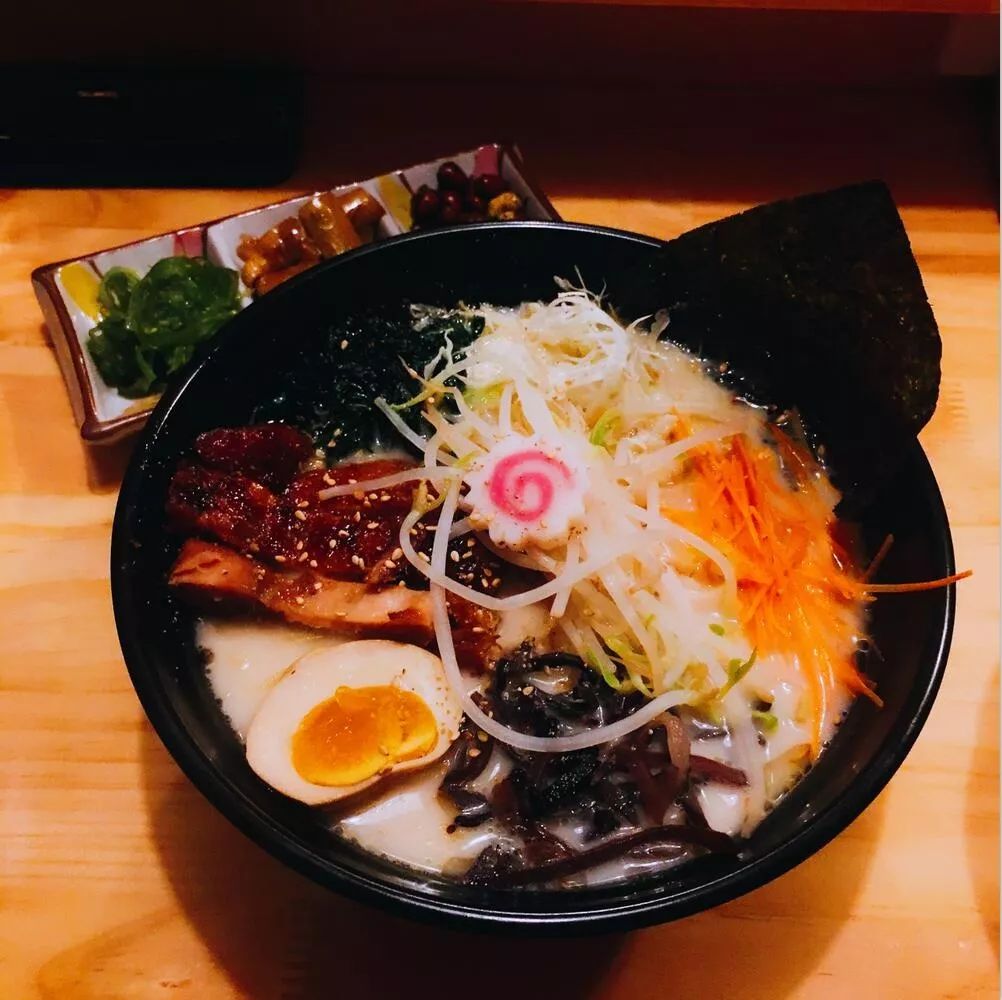 IBD34313688's tweet photo. Just found the coziest hole-in-the-wall ramen shop in downtown! Rich tonkotsu broth, springy noodles, and perfectly soft-boiled egg hit different. 10/10 will be back next week ， https://t.co/aiVy2PWvRl
