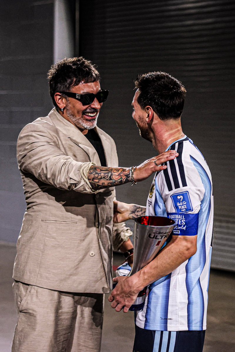 AtaqueFutbolero's tweet photo. El Pocho y Lionel. 🚬 https://t.co/hZUXhj3m76