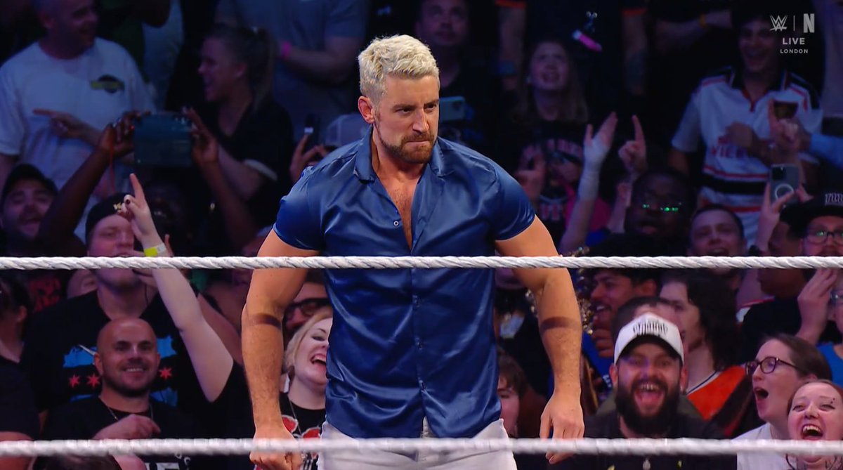 WrestleClips's tweet photo. JOE HENDRY IS BACK.

#WWERaw https://t.co/6pXzHAonnM