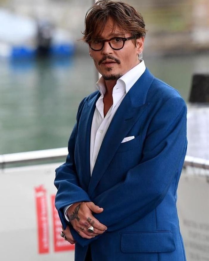 LittlePeeps1963's tweet photo. "Stand tall, smile bright, and let 'em wonder what secret's making you laugh." ~ Dan Brown

#JohnnyDepp
#IStandWithJohnnyDepp
#JohnnyDeppIsABeautifulSoul
#JohnnyDeppIsARockStar
#JohnnyDeppWon
#JohnnyDeppKeepsWinning
#JohnnyDeppIsLoved
#JohnnyDeppIsALegend
#TeamDepp

📸 To owners https://t.co/Mpk21LZuDd