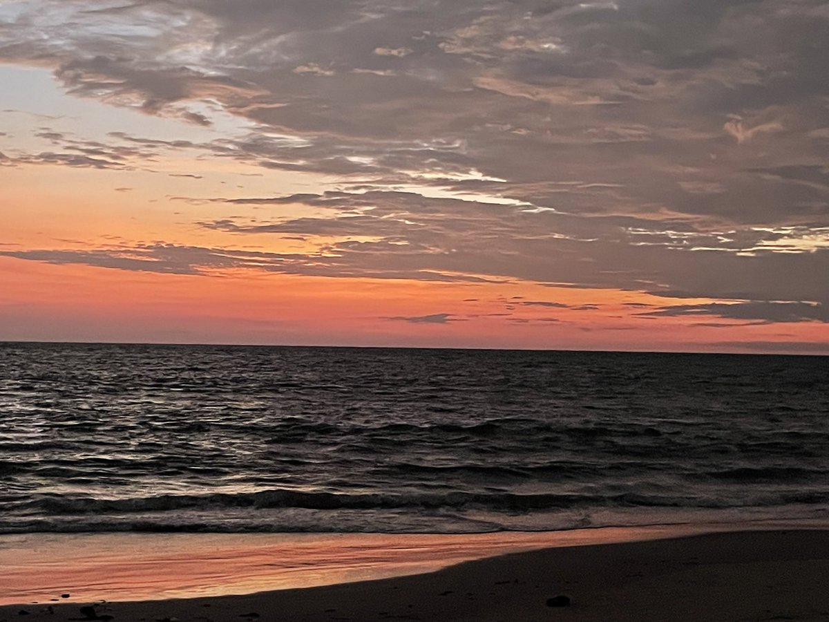 TheMonkMaverick's tweet photo. À la recherche de ta destination, j'ai erré de porte en porte, 

et en cherchant mon chemin, les années ont filé. 

Le voyage solitaire s'étend loin à travers cette vie, 

que de scènes ont défilé sous mon regard.

#Libreville🫶💋 https://t.co/ivs5Cb21th