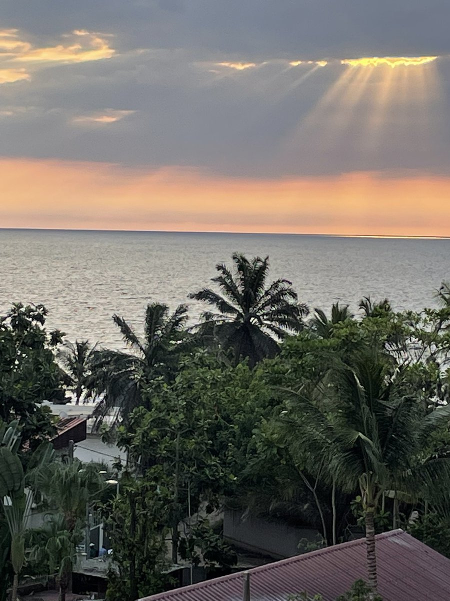 TheMonkMaverick's tweet photo. À la recherche de ta destination, j'ai erré de porte en porte, 

et en cherchant mon chemin, les années ont filé. 

Le voyage solitaire s'étend loin à travers cette vie, 

que de scènes ont défilé sous mon regard.

#Libreville🫶💋 https://t.co/ivs5Cb21th