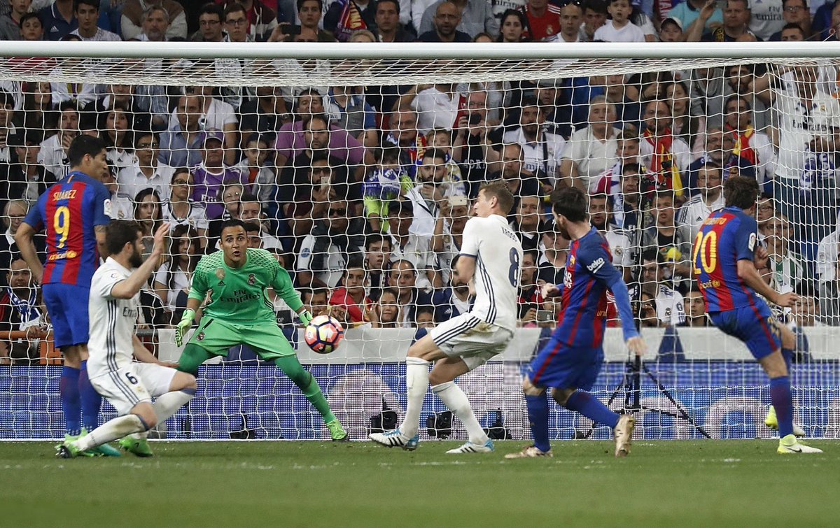 withBarcaa's tweet photo. كيف لك أن تكون شغوف كما كنت في بدايتك وقد أوشكت مسيرتك على الختام لن يأتي الزمن بلاعب مثلك ولن تطفي السنين بريقك ستظل متسيد على عرش كرة القدم https://t.co/0ThkdvjRKM