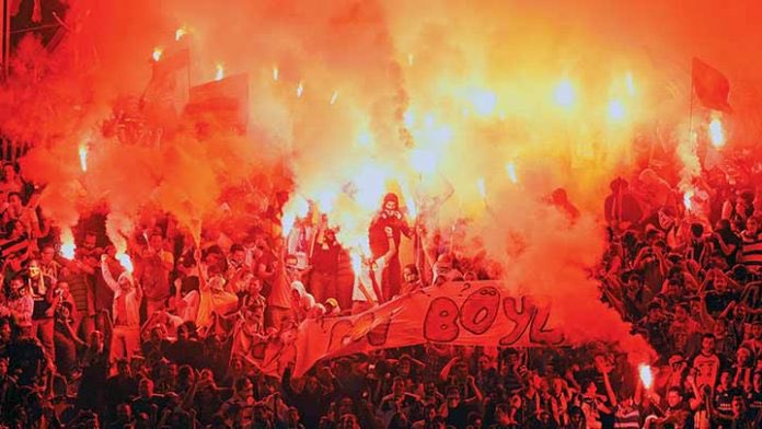 RahmaniDegerler's tweet photo. MODERN AFYON: FUTBOL

01- Roma’da halkı yönetmek için uygulanan "Ekmek ve Sirk" formülü bugün şekil değiştirerek devam ediyor: Karnı doyur, zihni meşgul et, öfkeyi başka yöne çek.
02- Antik Roma'nın gladyatör dövüşleri neyse, bugünün futbol arenaları da odur; halkın şiddet dürtüsünü boşaltan modern bir simülasyondur.
03- Futbol, halkın bilincini uyuşturmak için değil; o bilincin uyanmasına hiç vakit kalmaması için icat edilmiş devasa bir meşguliyet tuzağıdır.
04- Takım tutmak modern bir kabileleşmedir; "Biz ve Onlar" ayrımı yaratarak toplumsal öfkeyi yukarıya (sisteme) değil, yan tarafa (rakip takıma) yönlendirir.
05- Hakemler ve teknik direktörler modern çağın "günah keçileridir"; gerçek suçlular ve sistemin sahipleri perdenin arkasında görünmez kalır.
06- Haftada 2-3 maç, transfer dedikoduları ve bitmeyen tartışma programları, insanın sorgulama enerjisini ve zamanını sünger gibi emer.
07- Ekonomik sıkıntı, adaletsizlik ve yolsuzluk gibi gerçek sorunların acısı, 90 dakikalık gol sevinçleri veya hakem öfkesiyle unutturulur.
08- Futbol kimyasal bir afyon değil, psikolojik bir afyondur; gerçekliği flu yapar, hayali bir kimlik boşluğunu doldurur ve bağımlılık üretir.
09- Tribünlerdeki küfür ve kavgalar, halkın biriken sınıfsal öfkesinin zararsız bir şekilde dışarı atılmasını sağlayan "kontrollü patlamalardır."
10- Afyon karteli; insanın acısını, bağımlılığını ve beyindeki dopamin döngüsünü yöneten endüstriyel bir güçtür.
11- Bugün bu güç üç sacayağında birleşir: İlaç sektörü, medya/eğlence dünyası ve bahis/finans sistemi. Futbol bu üçünün merkezidir.
12- İlaçla bastırılan bireysel acılar neyse, futbolla bastırılan toplumsal acılar da odur; ikisi de aynı uyuşturma mekanizmasına hizmet eder.
13- Futbol, kartel için "ücretsiz dağıtılan" bir uyuşturucu gibidir; yan etkisi hukuken yoktur ama doz aşımı zihinsel körlük yapar.
14- Spor kanallarındaki 7/24 tartışmalar, aynı pozisyonun 20 kez izletilmesi; zihni sürekli "mikro-doz dopamin" ile meşgul tutmak içindir.
15- Roma’daki sokak tellallarının yerini bugün ekranlardaki bağırıp çağıran spor yorumcuları almıştır.
16- Bahis sistemi, uyuşturucu piyasasıyla aynı mantıkla çalışır: Küçük kazançla oltaya takılan halk, sonunda her şeyini kaybeder.
17- Futbolda her gol bir finansal olay, her hakem kararı bir piyasa dalgalanmasıdır; halk eğlendiğini sanırken kartel parasını katlar.
18- Kulüpler modern çağın "kara para çamaşırhaneleridir"; sürekli borçlu olmaları, kamu kaynaklarının emilmesi için bir kılıftır.
19- Roma’daki gladyatör okulları neyse, bugün devasa paraların döndüğü ama sürekli batan futbol kulüpleri de odur.
20- Futbol izleyicisi profili genellikle yüksek stres ve ekonomik baskı altındadır; futbol onlara sahte bir zafer hissi ve aidiyet sunar.
21- Bir futbol maçındaki heyecan; beyinde antidepresanlarla aynı hattı çalıştırır. Farkı, reçetesiz ve daha hızlı olmasıdır.
22- Kartel futbolu sever; çünkü futbol, sokaktaki protesto potansiyelini stadyumdaki koltuklara hapseder.
23- Sınıf bilinci forma rengine bölünür; işçiler patronlarına kızmak yerine, yan tezgahta çalışan başka bir işçinin tuttuğu takıma düşman olur.
24- Futbol sayesinde halk, sistemin soyut baskısını değil, sahadaki oyuncunun somut hatasını konuşur; fail yine gizlenir.
25- Afyon ne kadar acıyı unutturuyorsa, futbol da hayatın gerçek yüklerini o kadar perdeleyerek "sahte bir cennet" sunar.
26- Bilinç sürekli "maç sonu" modunda tutulduğu için; tarih bilinci, kitap okuma ve derinlemesine düşünme refleksi ölür.
27- Sistem için en ideal toplum; bağımlı, kendi içinde bölünmüş ve sürekli suni gündemlerle meşgul edilmiş toplumdur.
28- Roma İmparatorluğu haşhaşla değil, gösteriyle uyuşturdu; modern dünya ise top, ekran ve bahis üçgeniyle aynı işi görüyor.
29- Futbolun afyon etkisi, biyokimyasal kartellerin yöntemiyle Roma’nın psikolojik yönetim tarzının kusursuz bir evliliğidir.
30- Gerçek uyanış, 90 dakikalık illüzyonun dışına çıkıp; sahaya değil, sahayı kuranlara bakmakla başlar.
