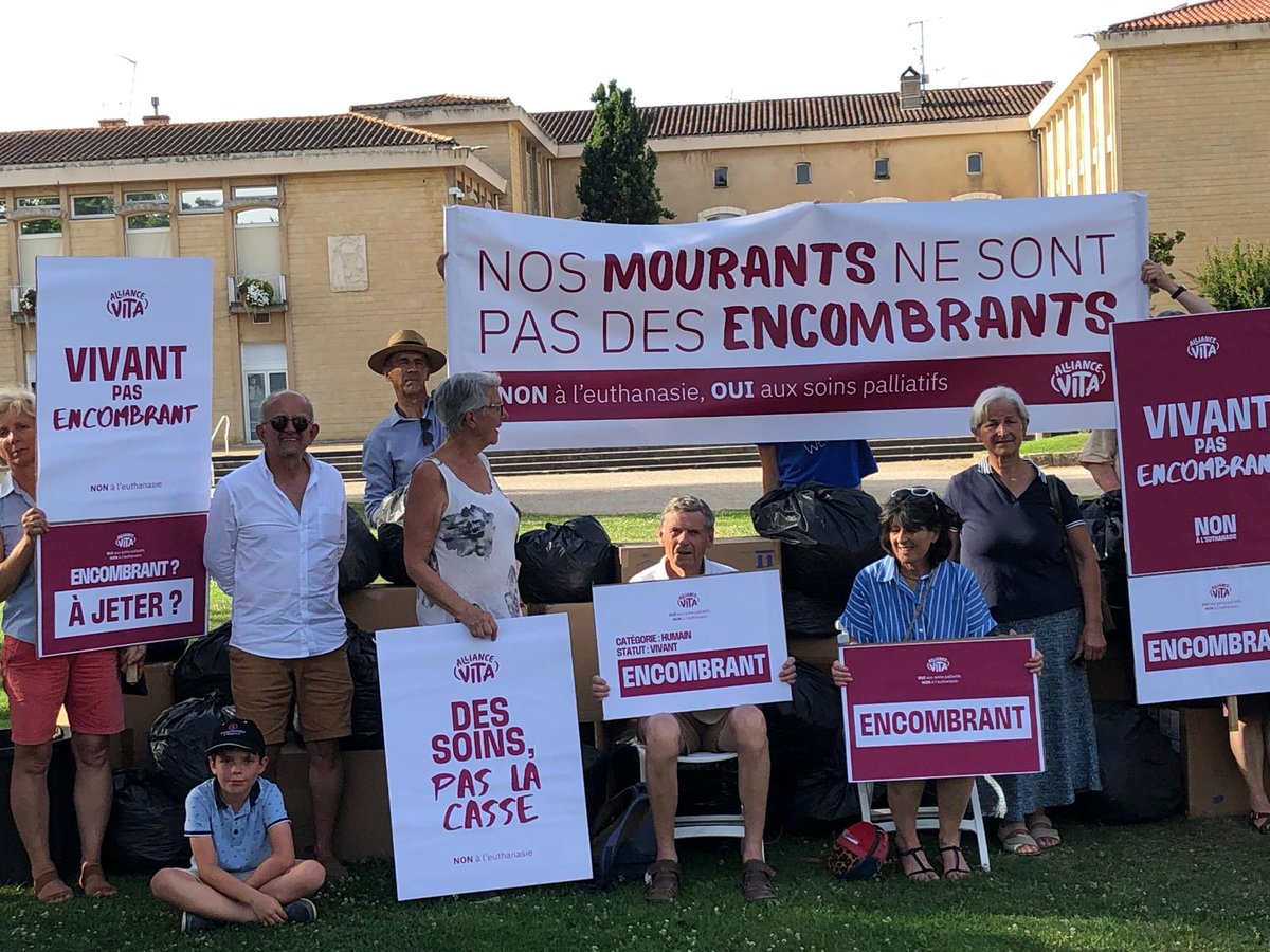 Alliancevita64's tweet photo. A #dax , à #Pau , à #Bayonne ! 
Avec @allianceVITA
Mobilisations symboliques pour alerter sur les dangers d' une loi qui obligerait à s'interroger sur la valeur de sa vie ! 
Ai-je encore le droit de vivre ?
Et si j'étais de trop ?
#findevie https://t.co/RsVV7gWCAd