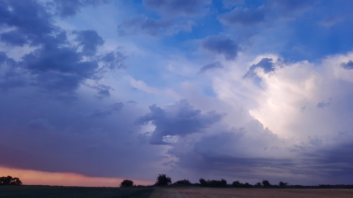 jaxmint232's tweet photo. @Gabrielaespiral Varias noches, con espectaculo de rayos y truenos. https://t.co/uXVlMFEdZE