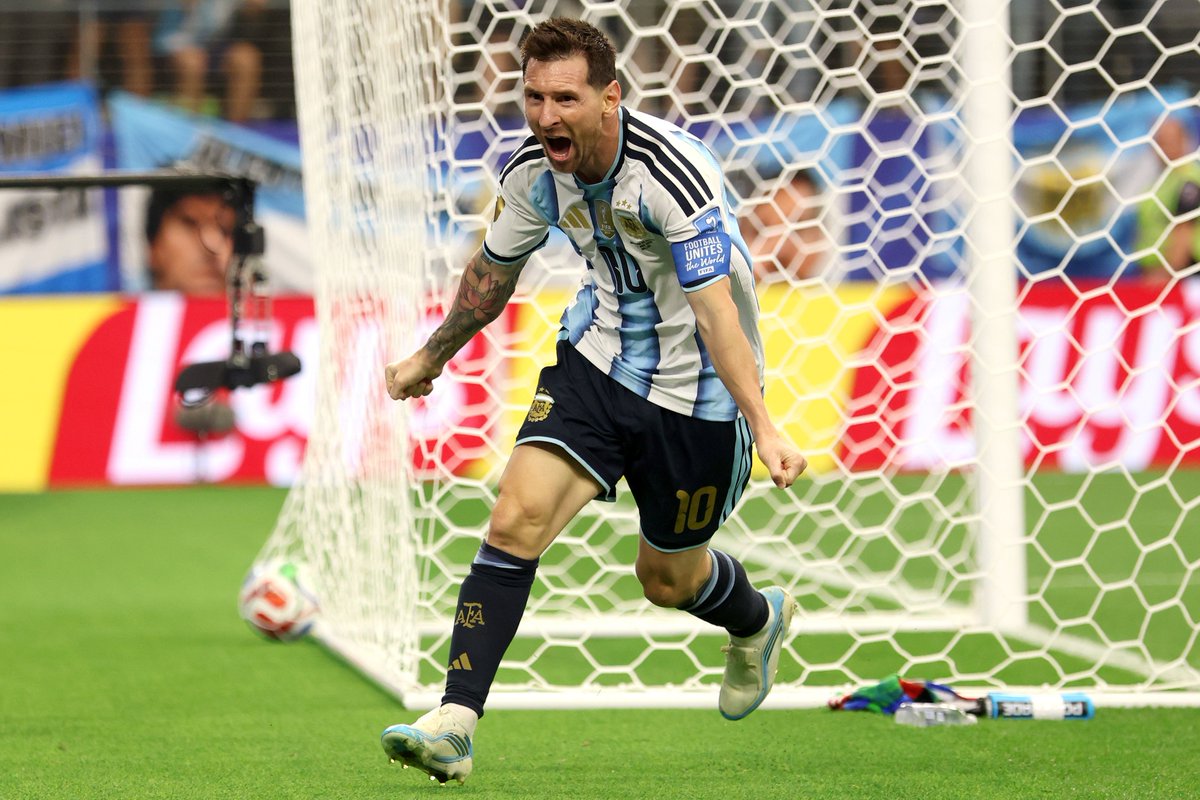Argentina's tweet photo. 🏆 #FIFAWorldCup

1⃣8⃣ veces #Messi en las Copas del Mundo. 

Lo vimos arrancar, luchar, levantar la Copa y hoy, convertirse en el máximo goleador de todos los tiempos ⚽️ https://t.co/5FJlO4knLw
