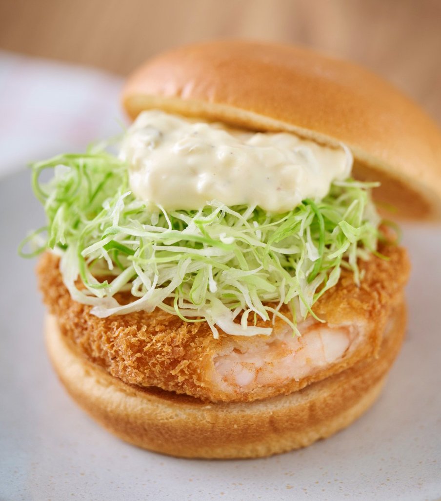 mos_burger's tweet photo. 今日はどっちの海老カツを選びますか？🦐
👈アボカド海老カツバーガー
　　　海老カツバーガー👉 https://t.co/ooWlTwocU7