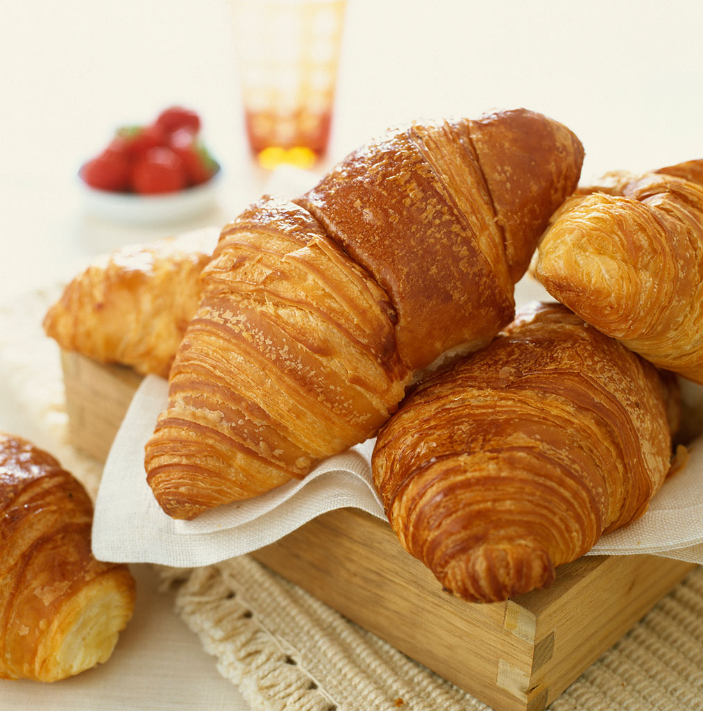 h6UoodGx3Nqu8Yy's tweet photo. Bite into a warm, buttery croissant at sunrise—nothing beats this small, perfect morning joy. https://t.co/WjExKCqQIy