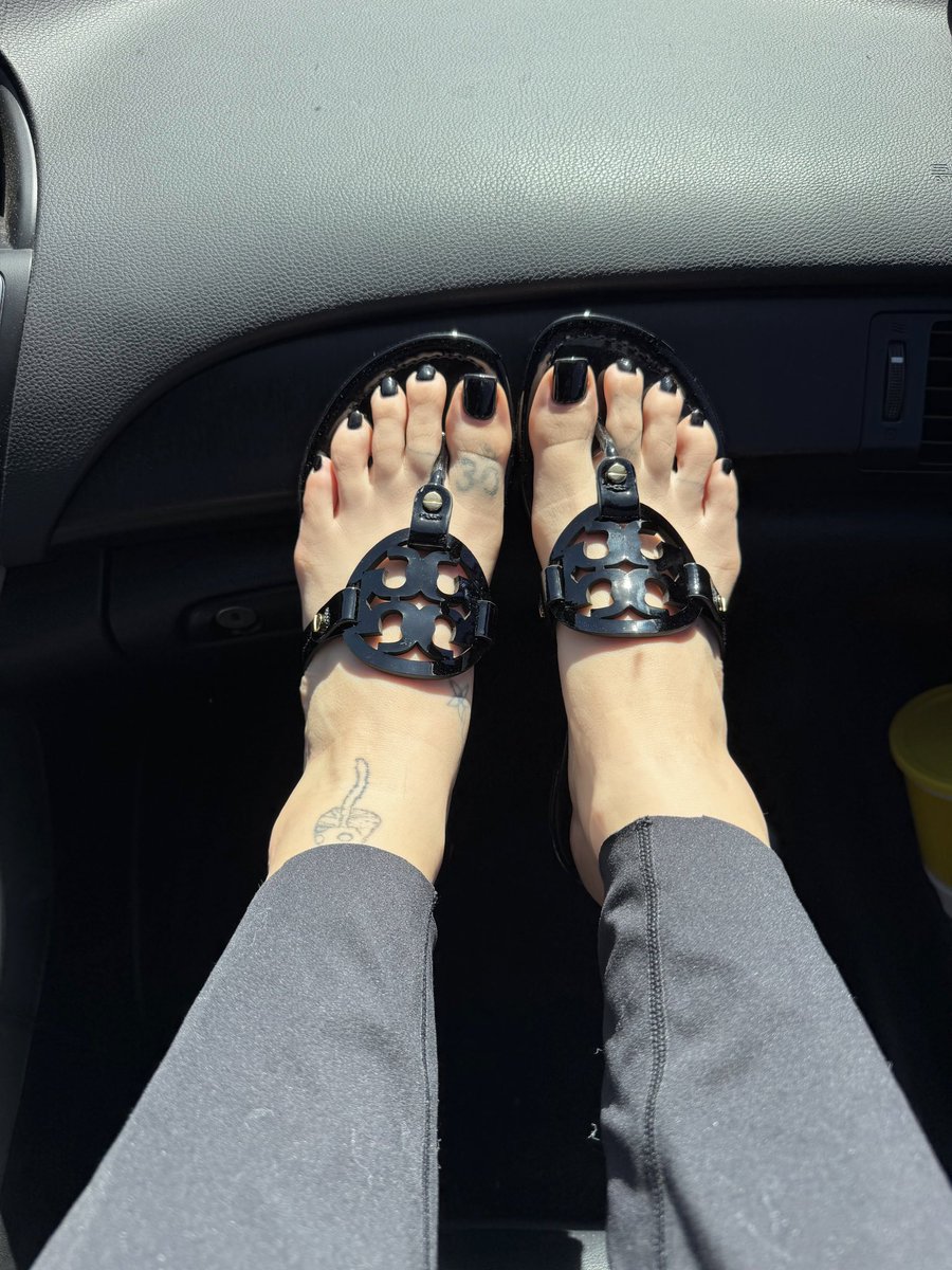 ToryBurchWorld's tweet photo. Tory Burch x @gamblrgirl69 

“Miller Sandal” https://t.co/t5NR0jlV0Z