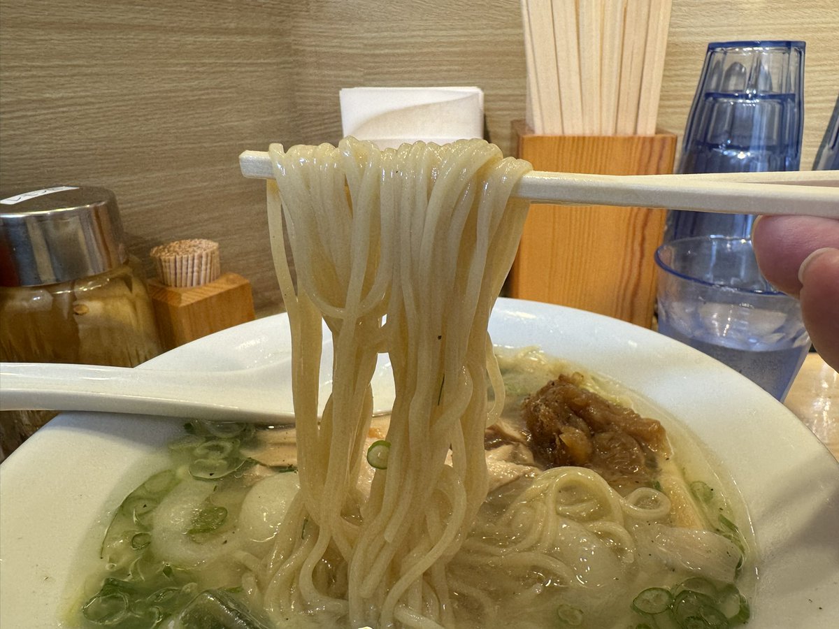meganenomaeda's tweet photo. 鶏そば ムタヒロ@mutahirohashiba 
◇6月限定 玉ねぎの冷やし鶏そば 塩1,100円

鶏の旨みに2種玉葱🧅の香ばしさ•甘み重なり、旨い冷たいスープ‼️適度なもちもち感の中細麺も良いね😆

しっとりの鶏むね肉細切りチャーシュー、シャキシャキ穂先メンマ、2種味付け玉葱、九条ねぎ。玉葱の甘み全開❣️
　
玉ねぎ主役のこの店のこの時期恒例の一杯☺️💯💕
#鶏そばムタヒロ #限定ラーメン #冷やしラーメン #玉ねぎ #tadc 穂先メンマ #6月限定 #鶏油 #国分寺