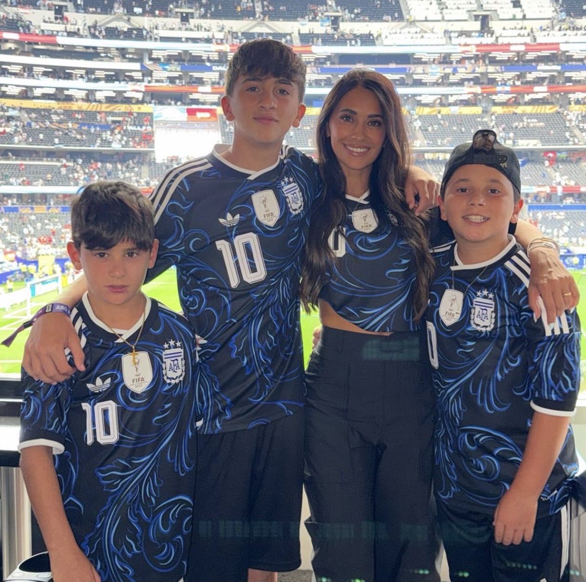 M10GOAT's tweet photo. 🚨 أنتونيلا عبر IG:

ما أروع أن أشاهدك تصنع التاريخ مرةً أخرى.

أحبك يا ليو ميسي ❤️ https://t.co/iKtVmIp2e8